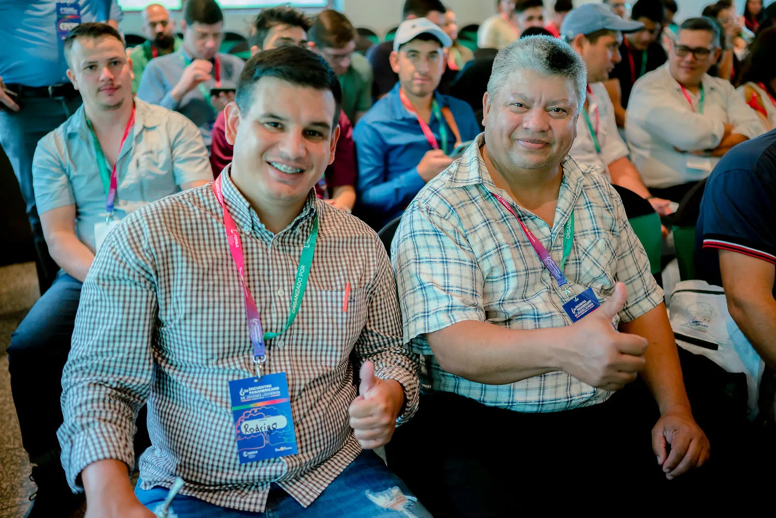 Asistentes sonriendo durante el evento