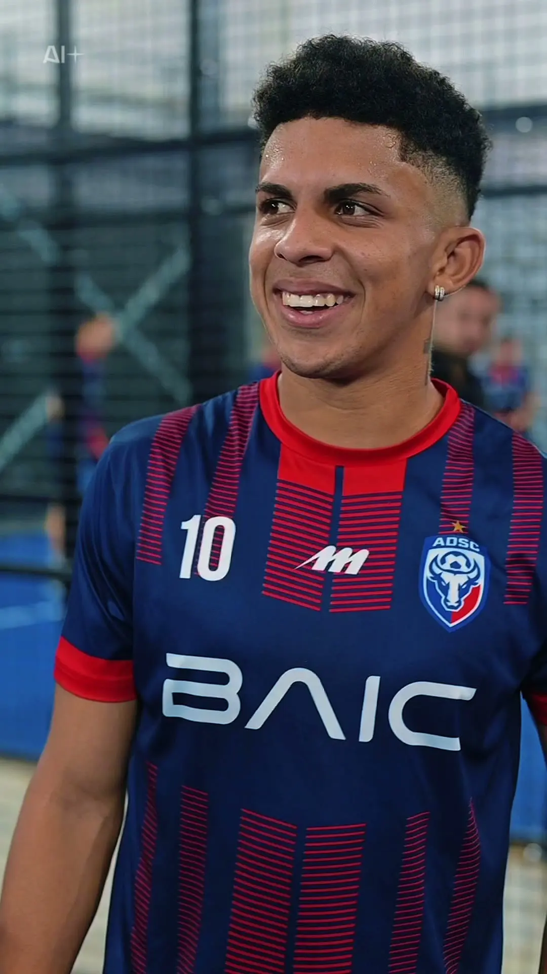 Jugador de AD San Carlos sonriendo en la cancha de pádel