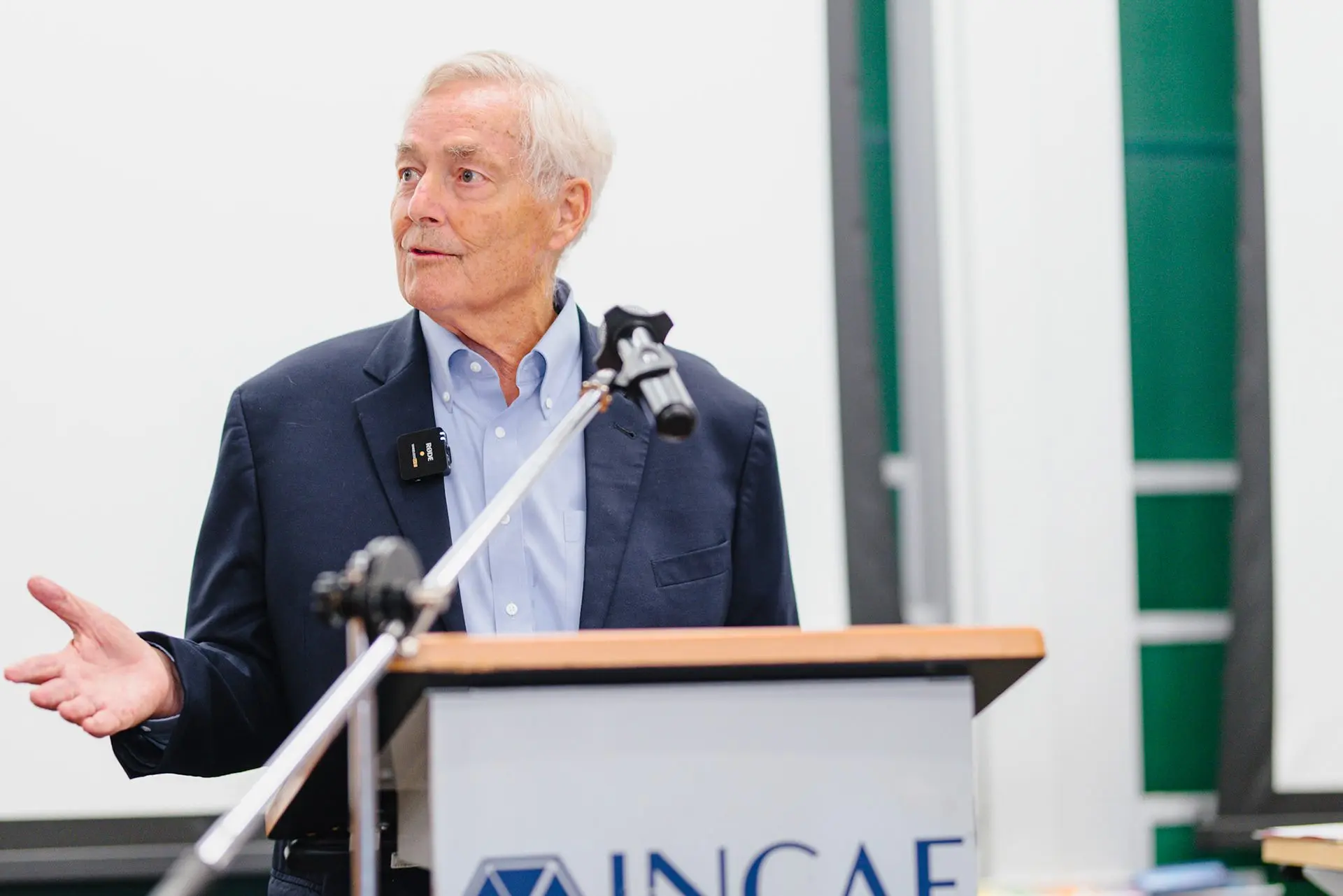 Expositor en el podio de INCAE