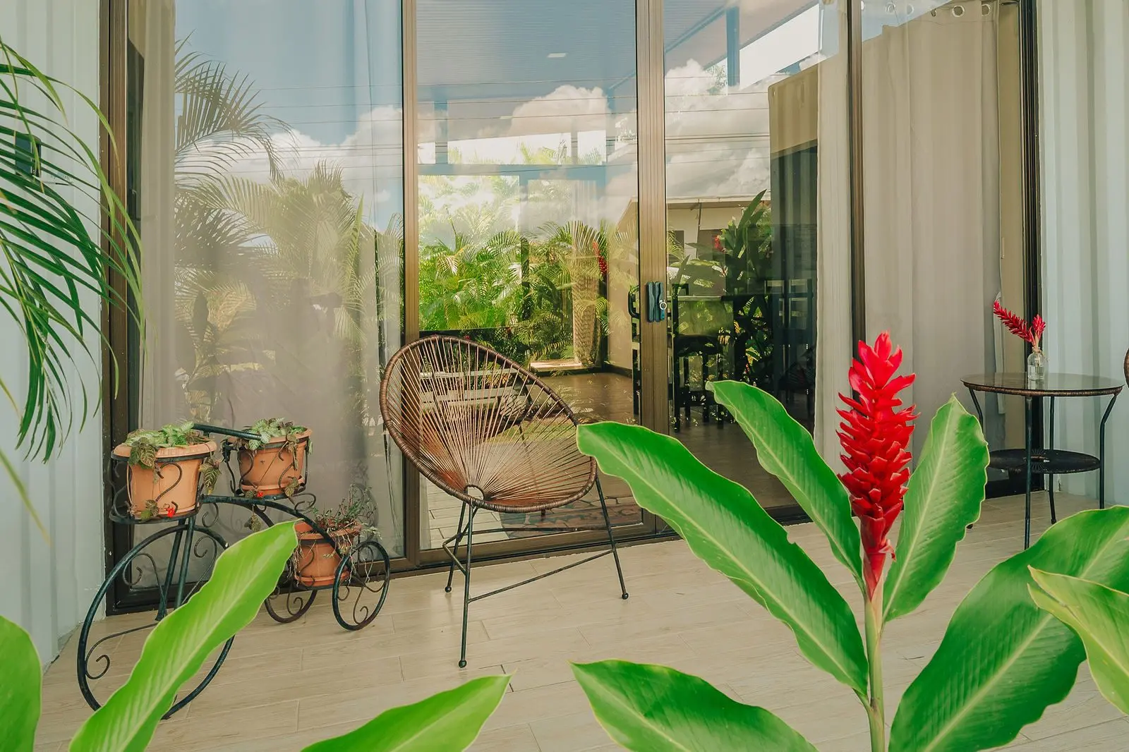 Terraza con silla y bicicleta decorativa