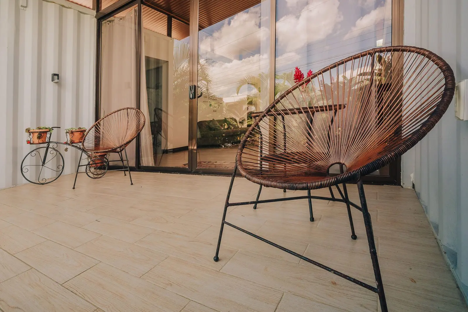 Detalle de la terraza con silla de mimbre