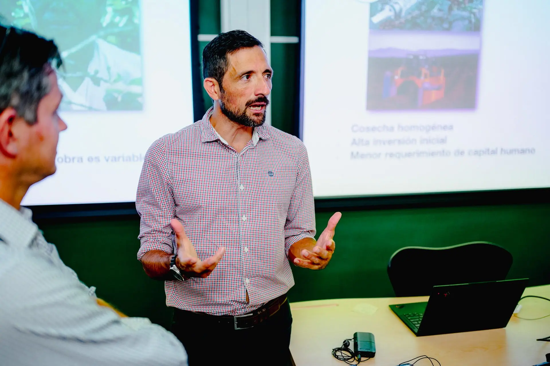 Profesor presentando un caso vivo en el aula de INCAE
